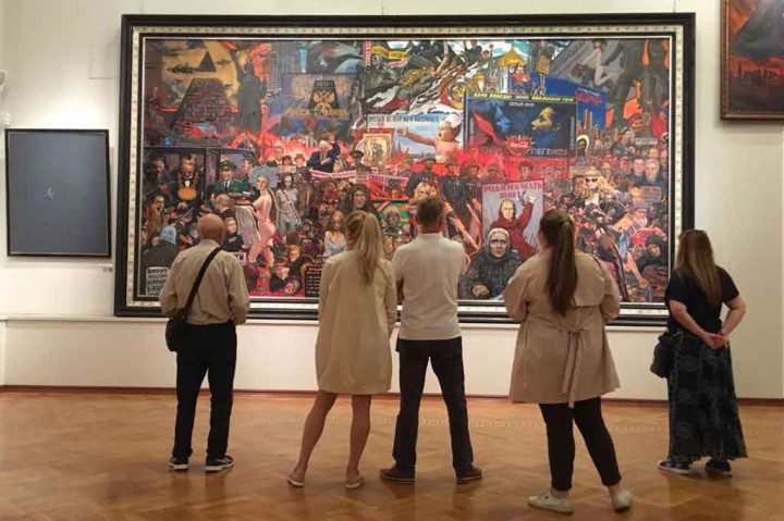 Pengunjung memperhatikan lukisan berjudul The Market of Our Democracy (1999), cat minyak di atas canvas 297x 599, karya Ilya Glazunov yang dipamerkan di Galeri Glazunov, Moskwa. 
