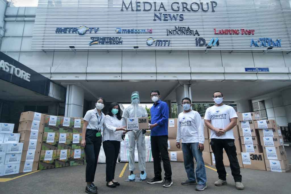 Ketua Yayasan Media Group Ali Sadikin (tengah) secara simbolis menyerahkan bantuan pada Perwakilan Organisasi Co-Hope Soraya Amanda (kedua kiri) di Kantor Media Group News, Kedoya, Jakarta, Kamis, 26 Agustus 2021.