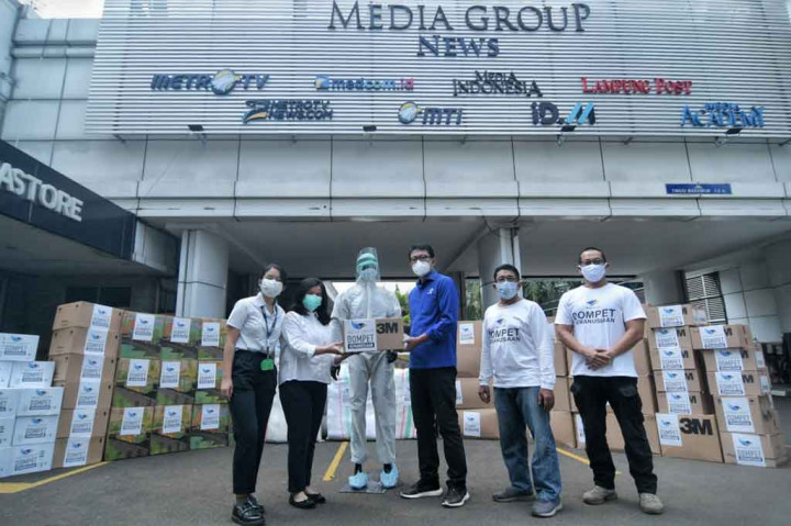 Ketua Yayasan Media Group Ali Sadikin (tengah) secara simbolis menyerahkan bantuan pada Perwakilan Organisasi Co-Hope Soraya Amanda (kedua kiri) di Kantor Media Group News, Kedoya, Jakarta, Kamis, 26 Agustus 2021.