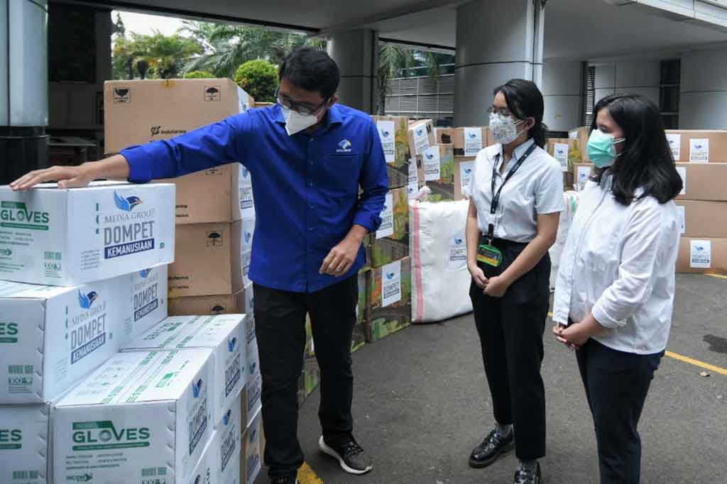 Bantuan berupa 2.017 unit Hazmat, 254 unit Protective Gown, 150 unit KN95, 185 unit Masker Medis, 150 unit Exam Gloves, 250 unit Goggles, 1.322 unit Faceshield, 550 unit Nurse Cap, dan 100 unit Shoe Cover tersebut merupakan sumbangan dari masyarakat Indonesia yang dikumpulkan DKMG sebulan terakhir.