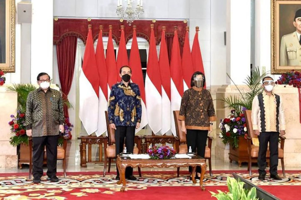 Presiden Joko Widodo secara resmi membuka acara Sarasehan 100 Ekonom Indonesia yang dilakukan melalui konferensi video di Istana Negara, Jakarta, Kamis, 26 Agustus 2021. Acara ini dihadiri secara virtual oleh para peserta dan undangan dari tempat masing-masing.