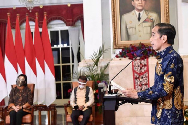 “Dengan mengucap bismillahirahmanirrahim, pagi hari ini secara resmi saya buka Sarasehan 100 Ekonom Indonesia,” ucap Presiden.