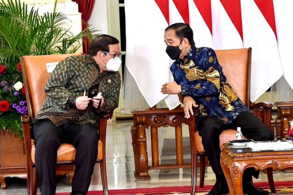 Turut hadir secara langsung dalam acara tersebut adalah Menteri Keuangan Sri Mulyani Indrawati, Menteri Investasi/Kepala Badan Koordinasi Penanaman Modal Bahlil Lahadalia, dan Sekretaris Kabinet Pramono Anung.