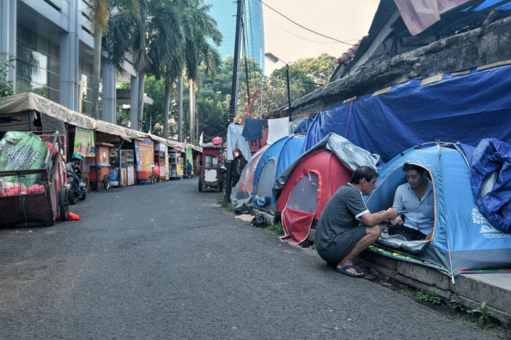 Pencari suaka asal Afghanistan beraktivitas di dalam tenda di Kawasan Kebon Sirih Barat Satu, Jakarta, Kamis, 26 Agustus 2021.