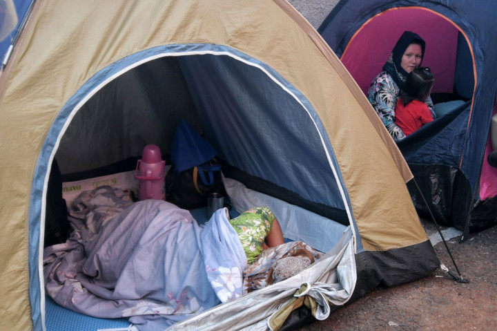 Mereka mendirikan tenda-tenda kecil sebagai tempat tinggal sementara sembari berharap bisa diterbangkan ke negara lain untuk mendapatkan kehidupan yang lebih layak.