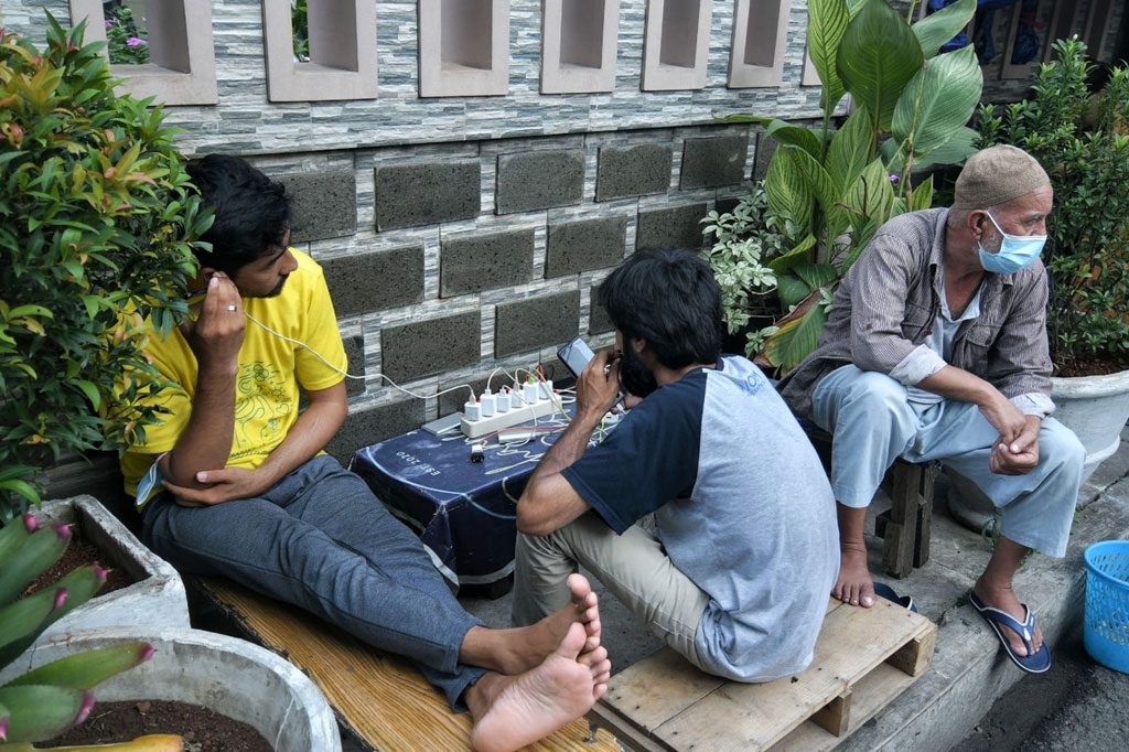 Sebelumnya mereka melarikan diri dari Afghanistan akibat konflik berkepanjangan di dalam negeri dan ketakutan terhadap milisi bersenjata Taliban.