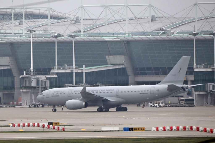 Sebuah pesawat angkut tanker multirole KC-330 Cygnus Angkatan Udara Korea Selatan yang membawa pengungsi Afghanistan mendarat di Bandara Incheon, Seoul, pada Kamis, 26 Agustus 2021, setelah keberangkatan mereka dari Kabul melalui Pakistan.