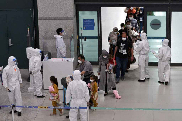 Sekitar 400 warga Afghanistan yang dievakuasi tiba di Seoul, Korea Selatan pada Kamis, 26 Agustus 2021.