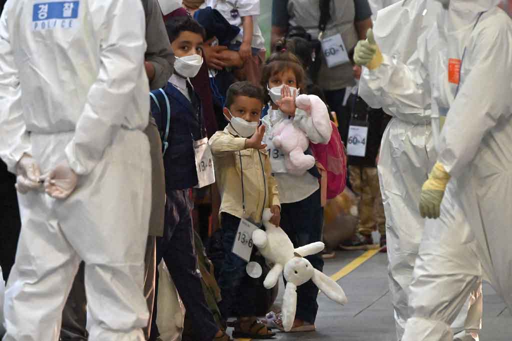 Dia mengakui kontroversi atas rencana tersebut, sembari mengatakan keputusan untuk menerima pengungsi Afghanistan menjadi sulit. Namun, Park menegaskan bahwa Korsel tidak bisa meninggalkan teman-temannya.