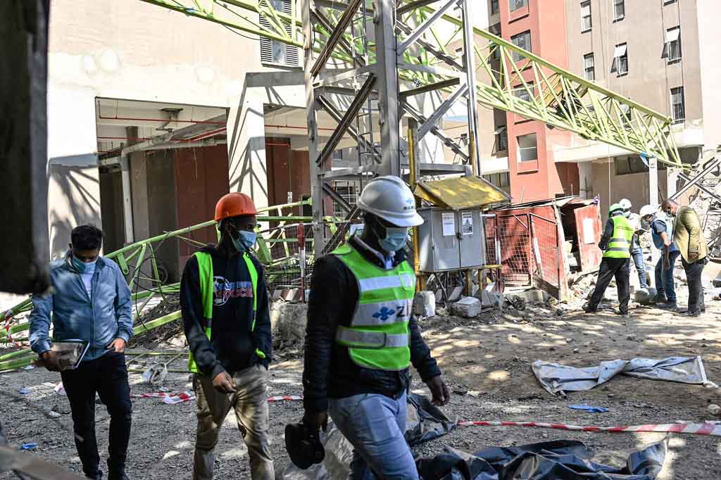 Sedikitnya delapan orang, dua di antaranya warga negara Tiongkok meninggal dan dua lainnya cedera setelah sebuah crane ambruk di sebuah lokasi konstruksi di ibu kota Kenya, Nairobi, Kamis, 26 Agustus 2021.