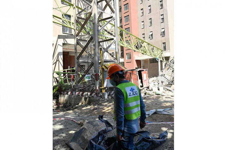 Saksi mata menyatakan bahwa crane itu jatuh ketika sebuah tim yang terdiri dari 10 pekerja berusaha membongkarnya. 