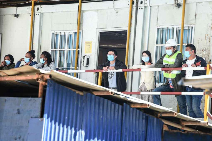 Proyek pembangunan asrama mahasiswa 14 lantai ini diawasi oleh perusahaan konstruksi Tiongkok bernama ZJCC. Tak satu pun dari perwakilannya bersedia mengomentari kecelakaan itu.