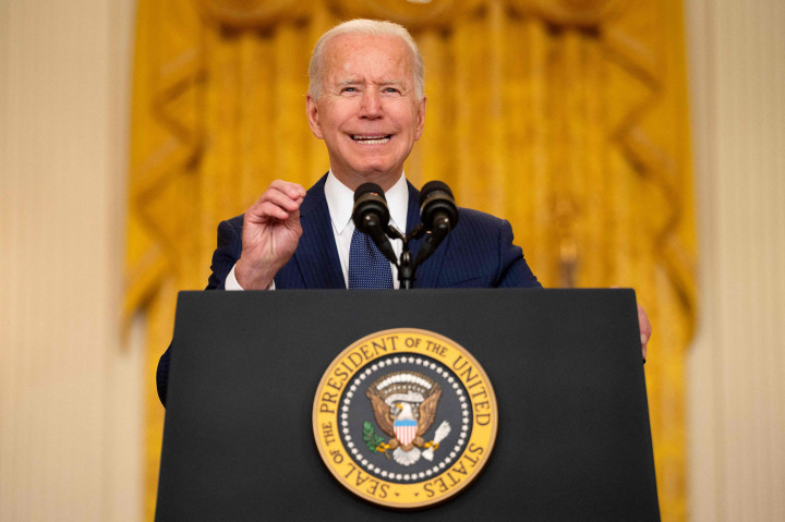 Biden melontarkan sumpahnya tersebut beberapa jam setelah bom bunuh diri di Kabul.