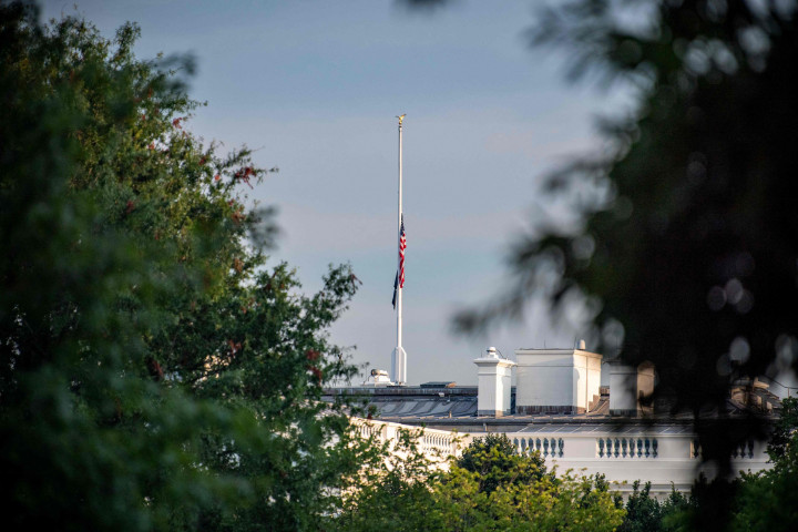 Pemerintah Amerika Serikat mengumumkan semua gedung federal dan fasilitas militer milik AS akan mengibarkan bendera AS setengah tiang, demikian disampaikan juru bicara Gedung Putih Jen Psaki, seperti disampaikan langsung dalam konferensi pers Gedung Putih, Jumat, 27 Agustus 2021, dini hari WIB.
