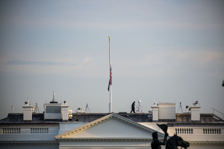 Ketua Kongres AS Nancy Pelosi juga memerintahkan pengibaran bendera setengah tiang di gedung kongres AS, US Capitol untuk menghormati anggota marinir AS dan lainnya yang tewas dalam serangan bom bunuh diri di Kabul, Afghanistan.