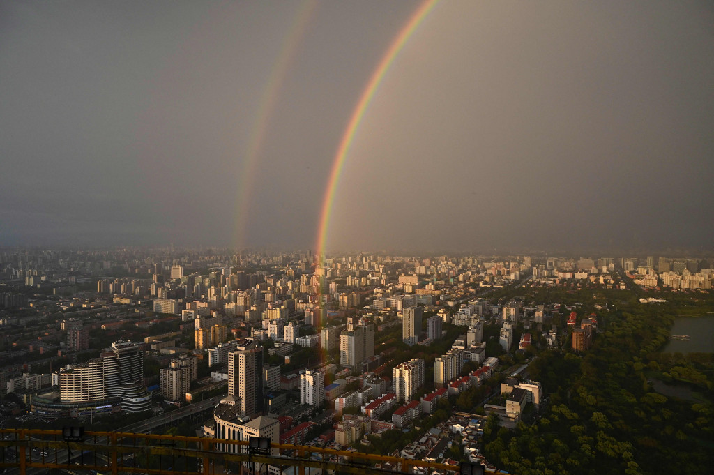 Pelangi ganda terlihat dari Central Television Tower di Beijing, Tiongkok, Kamis, 26 Agustus 2021.