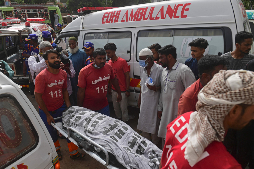 Sedikitnya 16 pekerja tewas dan lebih banyak lagi hilang setelah kebakaran pabrik di Karachi, Pakistan.