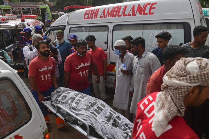 Sedikitnya 16 pekerja tewas dan lebih banyak lagi hilang setelah kebakaran pabrik di Karachi, Pakistan.