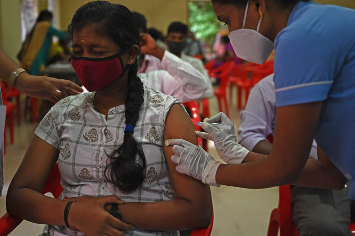 Angka fantastis ini tercapai usai pemerintah India menerima gelombang kritik mengenai lambannya laju vaksinasi. Kritik bermunculan usai puncak penyebaran Covid-19 di India terjadi pada April dan Mei lalu, dengan angka korban tewas di atas 200 ribu selama periode tersebut.