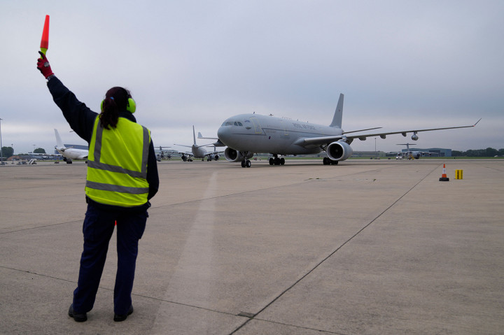 Menteri Pertahanan Inggris Ben Wallace mengatakan pada Jumat, 27 Agustus 2021, bahwa negara itu memasuki jam-jam terakhir evakuasi dan hanya akan memproses orang-orang yang sudah berada di dalam bandara Kabul.