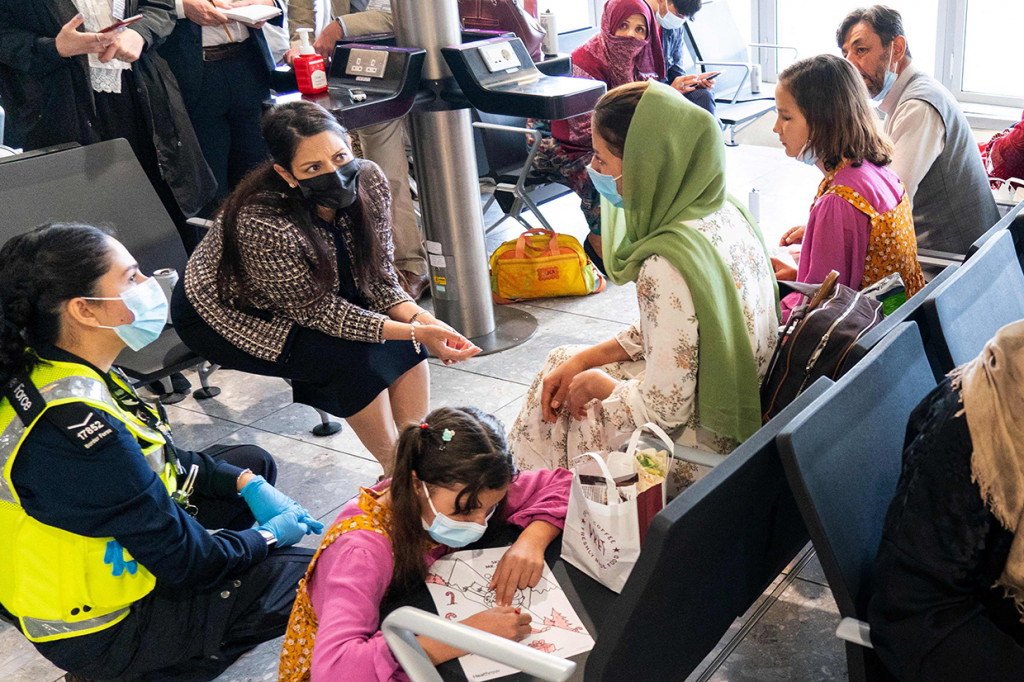 Kementerian Pertahanan Inggris menyatakan bahwa mereka telah mengevakuasi lebih dari 14.500 warga Afghanistan dan Inggris dalam dua minggu terakhir sejak Taliban menguasai negara itu.