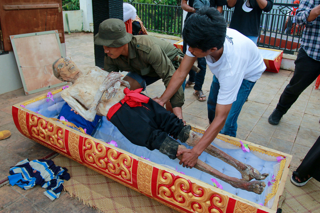 Ritual Manene Tradisi Membersihkan Jenazah Di Toraja