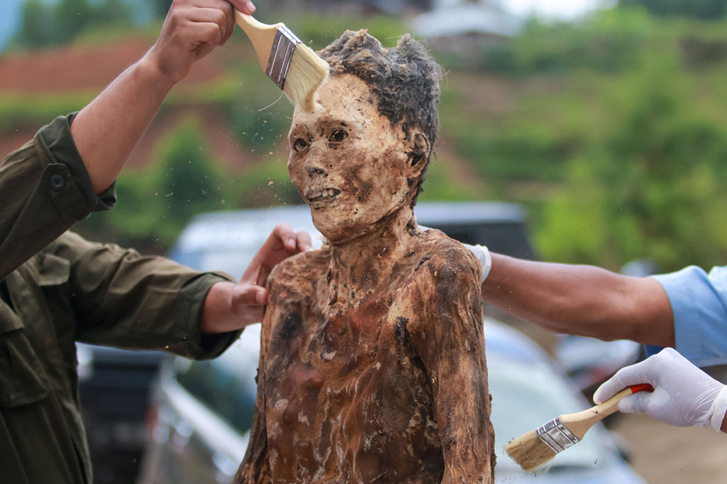 Ritual Manene menjadi salah satu upacara sakral yang berlangsung secara turun temurun di kalangan masyarakat Toraja sebagai bentuk penghormatan kepada leluhur mereka yang telah wafat.
