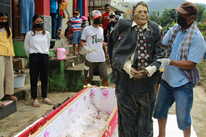 Ritual ini merupakan sebuah ritual di mana mayat yang berusia puluhan bahkan ratusan tahun yang lalu dikeluarkan dari dalam liang kuburan untuk dibersihkan dan diganti baju dan kainnya.