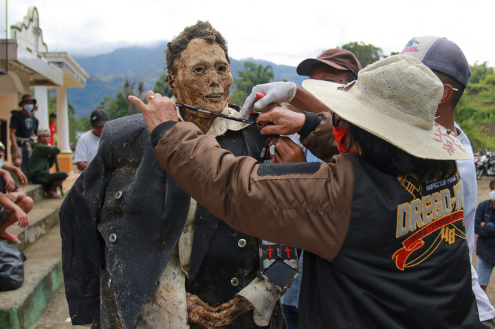 Ritual adat ini termasuk dalam upacara adat Rambu Solo' (kematian).