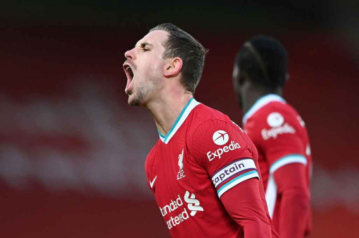 Liverpool sebetulnya punya peluang emas untuk memimpin terlebih dahulu pada menit ke-10 saat Trent Alexander-Arnold mengirimkan umpan silang apik kepada Jordan Henderson yang menerobos ke dalam kotak penalti. Sayang tembakan sang kapten sama sekali tak mendekati sasaran.