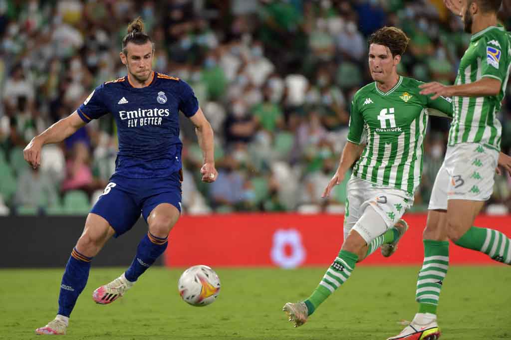 Carlo Ancelotti menurunkan Karim Benzema, Gareth Bale, dan Vinicius Junior di lini depan mereka dan mencoba bermain agresif sejak menit awal.