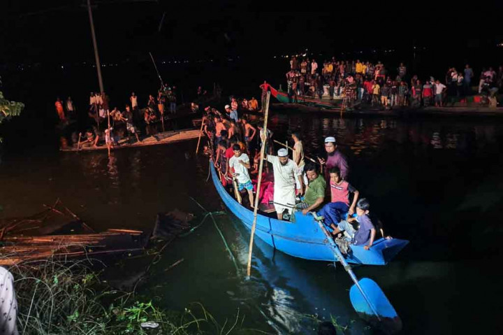 Warga bahu-membahu mencari korban kapal tenggelam yang belum ditemukan di sebuah danau di Brahmanbaria, Bangladesh selatan, Jumat, 27 Agustus 2021.
