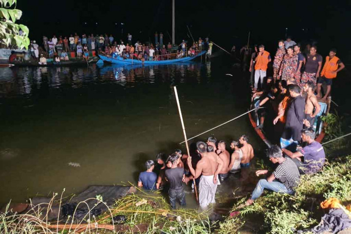 Sedikitnya 21 orang meninggal dunia dan belasan lainnya belum ditemukan setelah sebuah kapal yang penuh dengan penumpang bertabrakan dengan sebuah kapal kargo bermuatan pasir di sebuah danau di Bangladesh timur, Jumat, 27 Agustus 2021 waktu setempat.