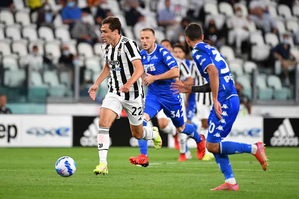 Juve sempat mengancam saat laga baru berjalan empat menit lewat tembakan keras Federico Chiesa. Sayang bola masih bisa dihalau kiper Guglielmo Vicario menggunakan dadanya.