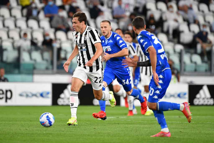 Juve sempat mengancam saat laga baru berjalan empat menit lewat tembakan keras Federico Chiesa. Sayang bola masih bisa dihalau kiper Guglielmo Vicario menggunakan dadanya.