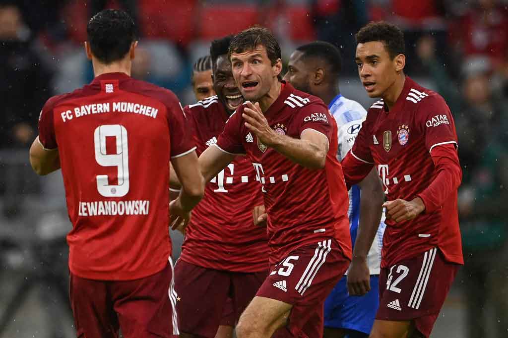 Pada menit keenam, pesta gol Bayern dimulai lewat aksi Alphonso Davies yang mengirimkan umpan tarik dari tepian kotak penalti, di mana Robert Lewandowski membiarkan bola bergulir untuk disambar Thomas Mueller demi membuka keunggulan tuan rumah.