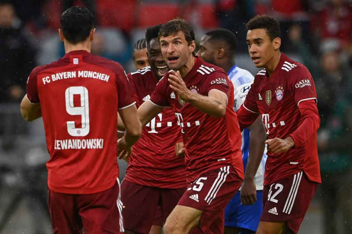 Pada menit keenam, pesta gol Bayern dimulai lewat aksi Alphonso Davies yang mengirimkan umpan tarik dari tepian kotak penalti, di mana Robert Lewandowski membiarkan bola bergulir untuk disambar Thomas Mueller demi membuka keunggulan tuan rumah.