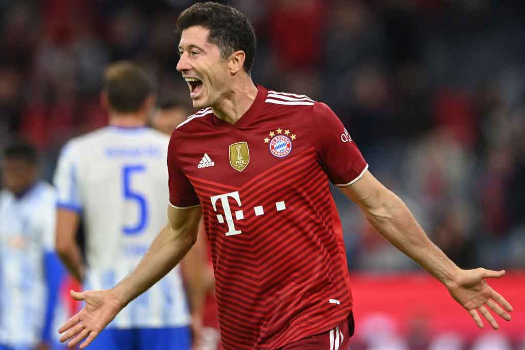 Keunggulan itu digandakan pada menit ke-34 saat Lewandowski menyambut umpan silang Serge Gnabry dengan tandukan keras yang membentur mistar gawang, tapi bola muntah segera disosor lagi oleh penyerang asal Polandia itu. Skor 2-0 bertahan hingga turun minum.