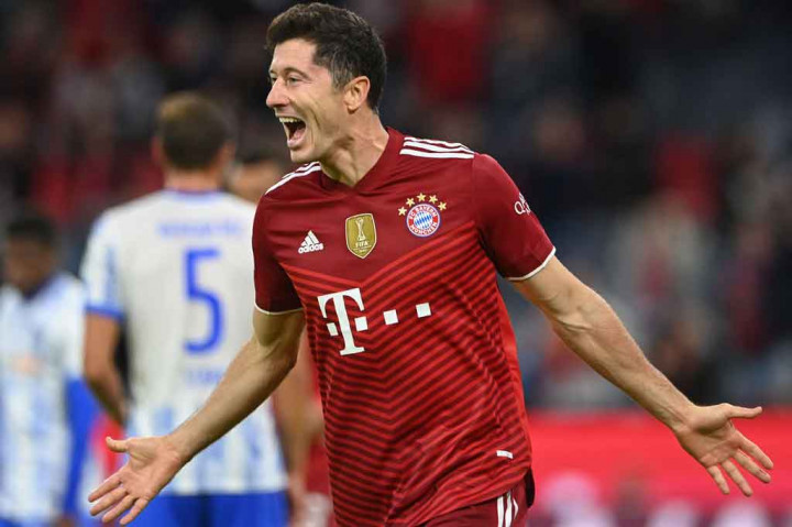 Keunggulan itu digandakan pada menit ke-34 saat Lewandowski menyambut umpan silang Serge Gnabry dengan tandukan keras yang membentur mistar gawang, tapi bola muntah segera disosor lagi oleh penyerang asal Polandia itu. Skor 2-0 bertahan hingga turun minum.