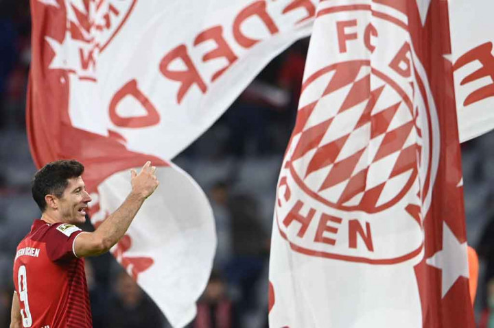 Bayern yang terus menekan, menambah lagi keunggulan mereka pada menit ke-70 saat Lewandowski tinggal menyontek bola di muka gawang menyelesaikan kerja sama apik Leroy Sane dan Mueller.