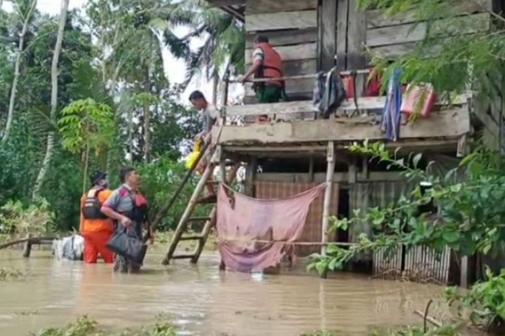 Banjir dilaporkan terjadi pada Lima kabupaten di Sulawesi Selatan, akibat curah hujan yang cukup tinggi terjadi sejak Jumat, 27 Agustus 2021, hingga Sabtu, 28 Agustus 2021, dini hari. Lima kabupaten tersebut masuk daerah Bosowasi (Bone, Soppeng, Wajo dan Sinjai) serta Luwu Utara.