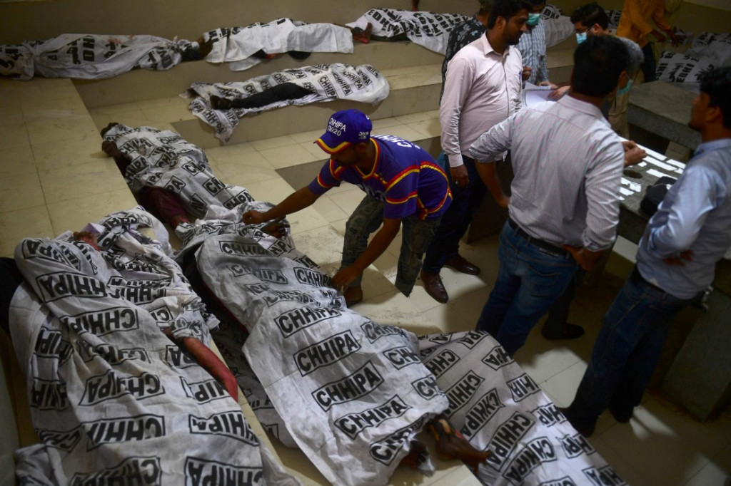 Sedikitnya 16 pekerja tewas dan lebih banyak lagi hilang setelah kebakaran pabrik di Karachi, Pakistan. Lebih dari 25 pekerja berada di dalam pabrik kecil di daerah perumahan kota kebakaran terjadi, menyebabkan dipenuhi dengan asap tebal.