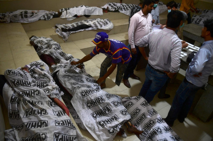 Sedikitnya 16 pekerja tewas dan lebih banyak lagi hilang setelah kebakaran pabrik di Karachi, Pakistan. Lebih dari 25 pekerja berada di dalam pabrik kecil di daerah perumahan kota kebakaran terjadi, menyebabkan dipenuhi dengan asap tebal.