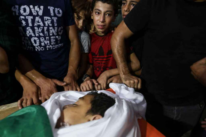 Keluarga dan kerabat tidak bisa menyembunyikan kesedihannya saat melepas kepergian bocah Palestina berusia 12 tahun untuk selama-lamanya, di Kota Gaza, Sabtu, 28 Agustus 2021 waktu setempat.