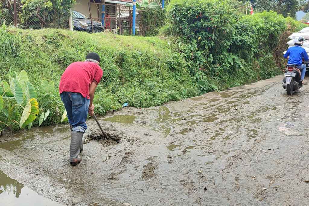 Banjir kotoran sapi melanda permukiman penduduk di Kampung Sukahaji, RT 1 RW 1 Desa Kayuambon, Kecamatan Lembang, Kabupaten Bandung Barat pada Minggu, 29 Agustus 2021 siang. Banjir terjadi setelah hujan deras mengguyur wilayah tersebut.