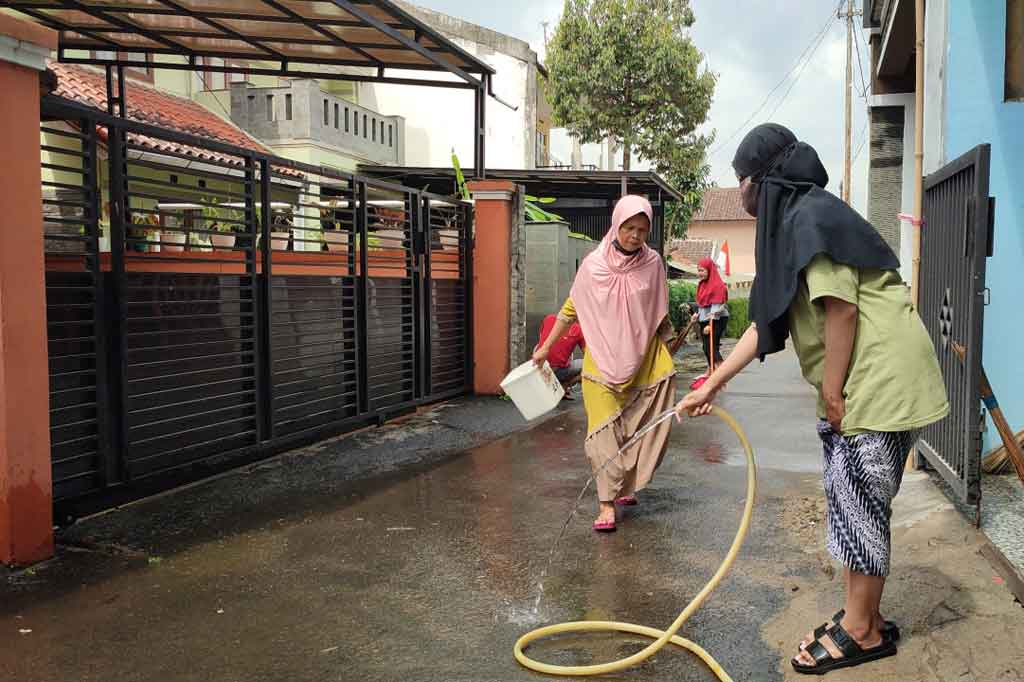 Warga menerangkan, peristiwa ini merupakan yang ketiga kalinya menerjang permukiman mereka, namun baru kali yang terparah. Kotoran sapi berasal dari peternakan yang posisinya berada di atas wilayah tersebut.