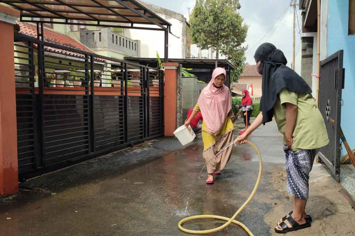 Warga menerangkan, peristiwa ini merupakan yang ketiga kalinya menerjang permukiman mereka, namun baru kali yang terparah. Kotoran sapi berasal dari peternakan yang posisinya berada di atas wilayah tersebut.