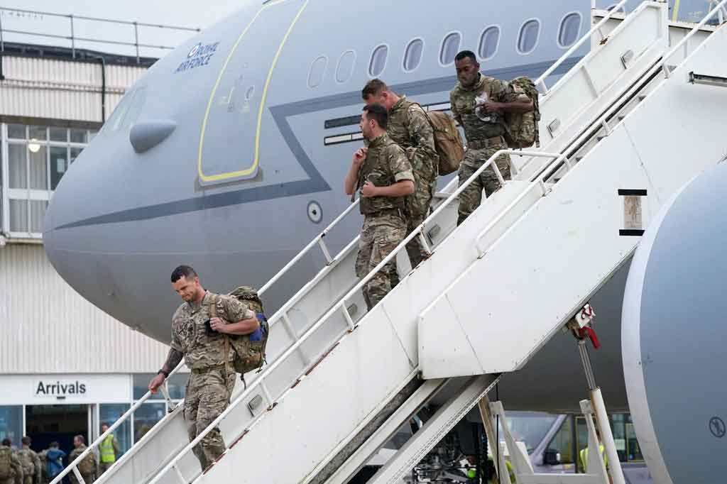 Anggota angkatan bersenjata Inggris Brigade Serangan Udara 16 turun dari Royal Air Force Voyager di RAF Brize Norton, London pada Minggu, 29 Agustus 2021.
