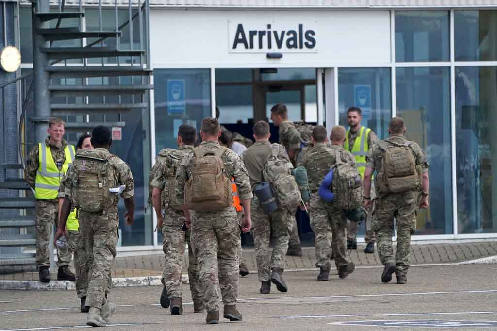 Perdana Menteri Boris Johnson berterima kasih kepada mereka yang berada di balik operasi penyelamatan, dengan mengatakan bahwa mereka telah membantu lebih dari 15.000 orang dalam waktu kurang dari dua minggu.
