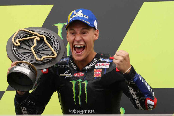 Pembalap tim Monster Energy Yamaha Fabio Quartararo melakukan selebrasi usai meraih kemenangan di Grand Prix Inggris, Silverstone, Minggu, 29 Agustus 2021.
